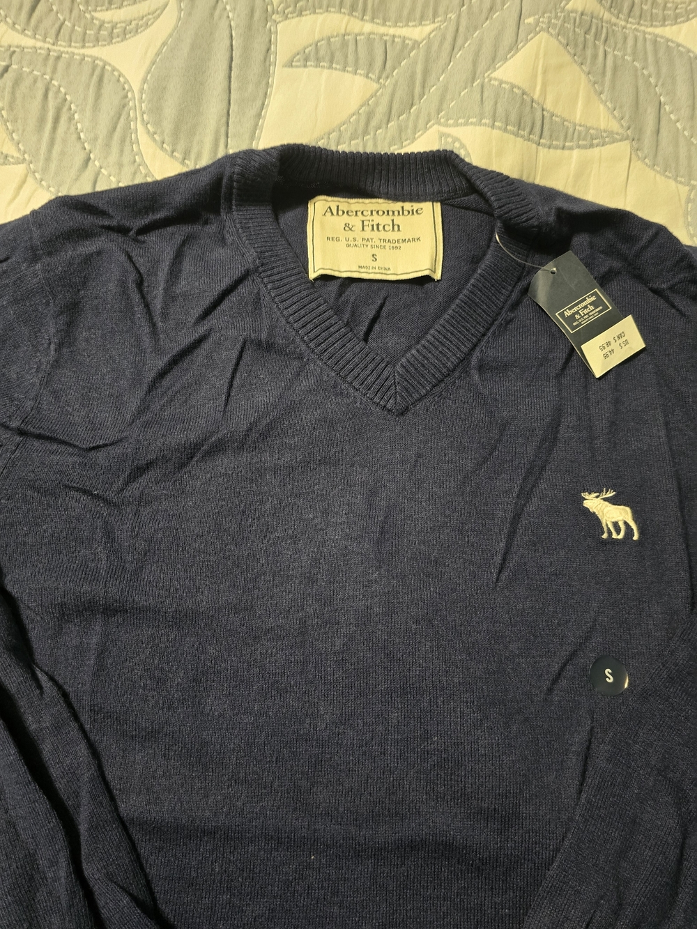 Abercrombie & Fitch Men's Navy V-Neck Sweater
